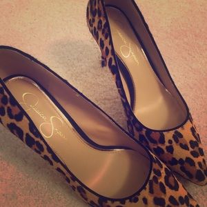 Leopard print pumps